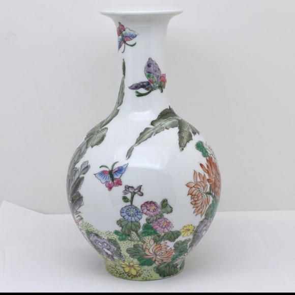 Vintage Chinese Macau Porcelain Vase, Flowers and Butterfly, 8" - Picture 3 of 7